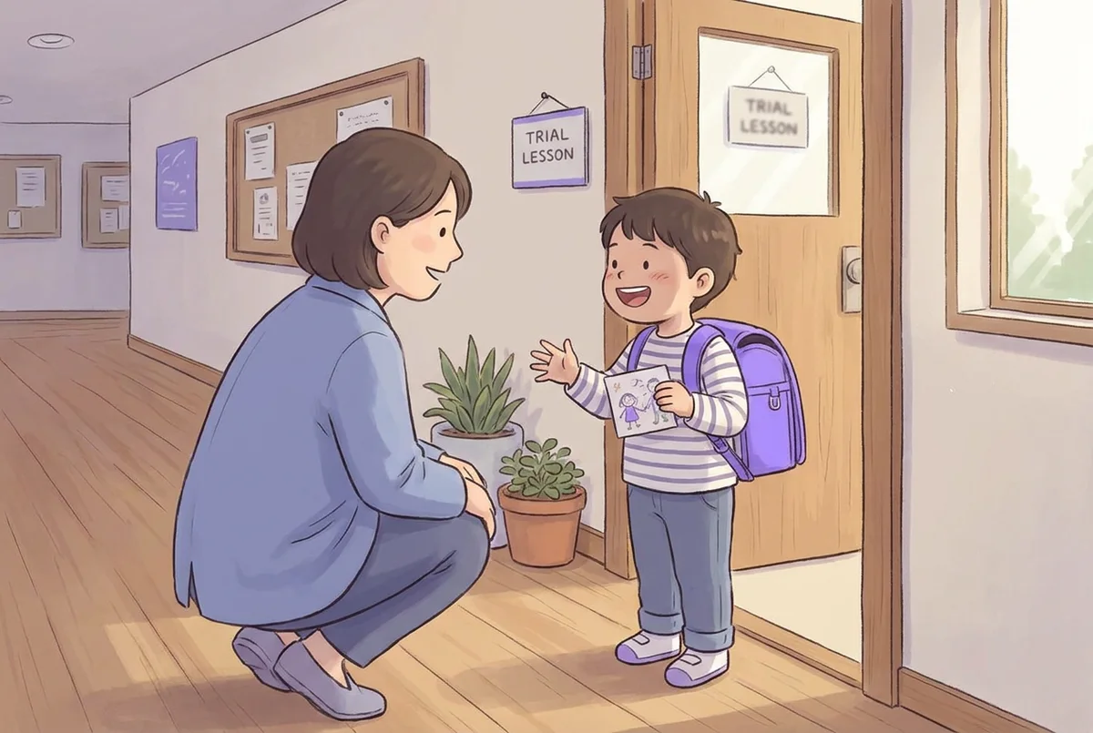 Bir ebeveyn deneme dersinden sonra sınıf kapısının önünde çocuğuyla sohbet ediyor, çocuk gülümseyerek elleriyle bir şeyler anlatıyor